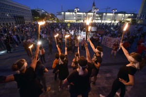 Protestniki napadli opozicijo: Vdala se je v janšizem, ker se boji novih volitev in prevzema oblasti (FOTO)