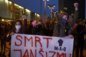 Veljati začeli strožji ukrepi: bo policija danes trše prijela protestnike?