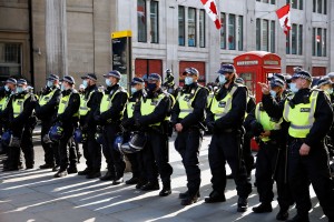 Londonska policija je razgnala protestnike proti omejitvam zaradi koronavirusa