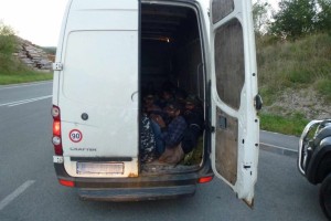 Migrantov poln kombi bežal pred policisti in zletel s ceste