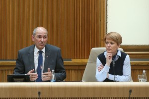 Peklenski načrt Aleksandre Pivec: razbitje Desusa, ustanovitev nove stranke in nastop v koaliciji z Marjanom Podobnikom