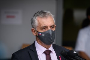 Zbolel tudi minister za zdravje Tomaž Gantar, ni pa okužen s koronavirusom