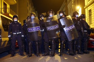 Policija je na petkovih protestih pridno popisovala protestnike, v štirih primerih je uporabila tudi prisilna sredstva