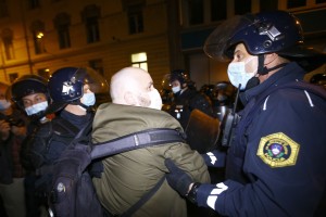 Na protestu v Ljubljani burno: policija popisovala protestnike, vsaj eden je končal v marici (FOTO in VIDEO)