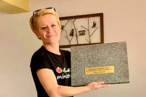 Aleksandra Pivec se v raztrganih kavbojkah poslavlja od ministrstva (FOTO)
