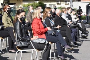 Že od petka v večini slovenskih regij maske tudi na prostem, od ponedeljka pa se bo večina šolarjev in dijakov šolala na daljavo