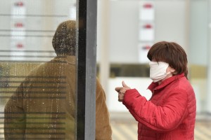 Vlada odločila: maske in razkuževanje rok še dva tedna dlje