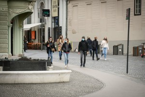 Anketa: Nošenje mask na odprtem moti večino vprašanih