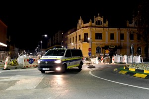 Slovenija se še bolj zapira: s soboto se ustavlja javni potniški promet, v ponedeljek se zapirajo nenujne trgovine