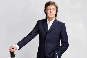 Malo je manjkalo, pa bi Paul McCartney končal pod kolesi avtomobila