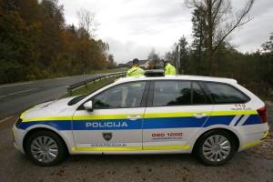 Trčil v ograjo, prometni znak, policiste: bežal je proti Gorenjski in povzročil kaos