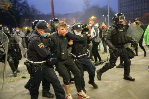 "Nesprejemljivo je cepetati in reči, da je nekdo kriv, ker vam ne uspeva obvladovanje epidemije ali protestnikov"