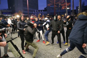 Divjanje "protestnikov" v Ljubljani: aretacije, razbijanje in metanje pirotehnike, napaden tudi fotograf (FOTO in VIDEO)