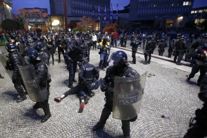 V včerajšnjih protestih deset pridržanih; del izgrednikov naj bi prihajal iz kriminalnega podzemlja