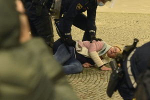 Šef ljubljanske policije brani uporabo sile zoper protestnico: tu je posnetek incidenta (VIDEO)