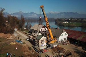 Poglejte, kako so pri Kranju preselili več kot 60 ton težko kapelico (FOTO)