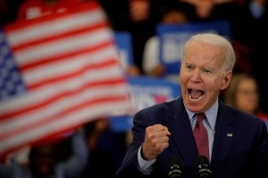 Biden je novinarja Fox News ozmerjal za "butastega pasjega sina"