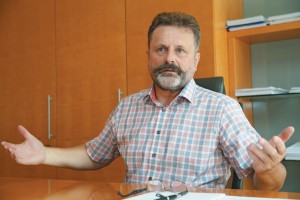 Poslanec Polnar z nespoštljivostjo razjezil predsednika DS Kovšco: "groba" prekinitev in očitki o "litaniji"