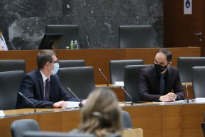 Logar se je zaradi Janševih tvitov v DZ prepiral z opozicijo: "To vprašanje ni vredno odgovora!"