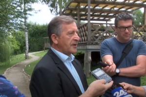 Bo Karl Erjavec po vrnitvi na čelo Desusa vnovič povabil SMC v predvolilno koalicijo in s tako ponudbo njene poslance odpeljal iz Janševe vlade?