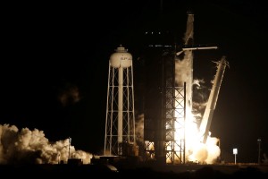 SpaceX uspešno izstrelil raketo falcon, ki na Mednarodno vesoljsko postajo nese štiri astronavte (VIDEO)