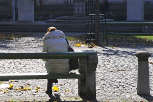 Vlada o ukrepih za omejitev širjenja epidemije: prepoved zbiranja in gibanja prebivalstva naj bi se podaljšala