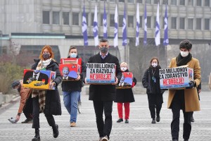 Levica in SD sta v DZ vložili več kot 28.000 podpisov za referendum o investiciijah v vojsko