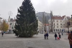 Kdo zavaja? Središče Ljubljane še nikoli ni bilo tako prazno kot zdaj (FOTO)