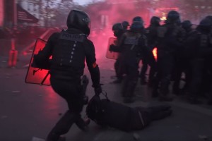 "Policija povsod, pravice nikjer,"  so besneli protestniki proti zakonu, ki bi prepovedal snemanje policistov (VIDEO)