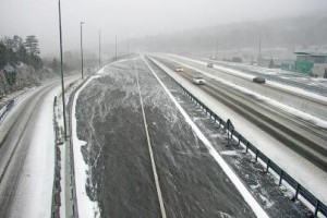 Sneg že povzroča težave: ponekod lahko do četrtka zjutraj zapade več kot 25 centimetrov snega