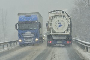 Sneg prinesel pričakovan kaos v prometu