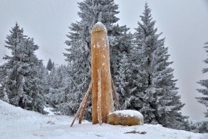 Na bavarski gori se je pojavil nov, še večji leseni penis