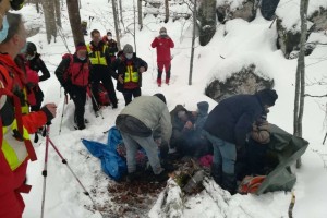 Policisti, gorski reševalci in vojaki rešili družino iz Afganistana, ki se je izgubila v snegu