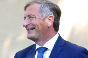 Janša se izmika odgovoru, ali se bo cepil pred kamerami, Erjavec pa: Cepil se bom javno kot zgled vsem državljanom