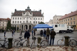 Takšne prizore je videti na Kongresnem trgu v Ljubljani: vrsta ljudi čaka na hitro testiranje (FOTO)