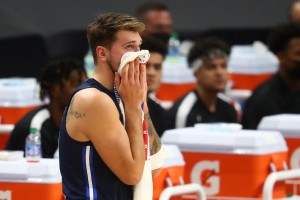 Luka Dončić sezono začel z 32 točkami in porazom; tudi 20 točk Dragića premalo za uspeh (VIDEO)