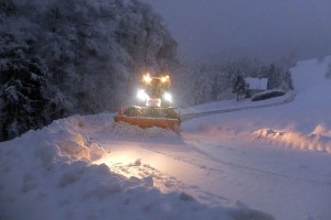 Med pluženjem snega na Hočkem Pohorju poškodovan domačin