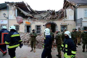 Silovit potres stresel hrvaško Petrinjo: umrlo naj bi vsaj sedem ljudi, med žrtvami otroci (FOTO in VIDEO)