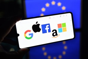 Google, Facebook, Apple in drugi pri nas služijo milijone: koliko davkov plačajo?