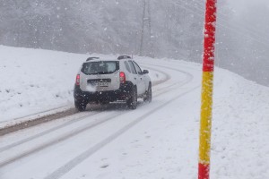 Pasje zimsko vreme: ledeni dež, sneg in plundra na cestah