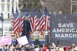 Tožilci Trumpa povezali z napadom na Kapitol