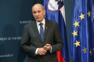 Janša išče oficirje za zvezo med predsedovanjem EU, delali bi prek študentskih napotnic, od študentov pa pričakuje še najmanj leto delovnih izkušenj