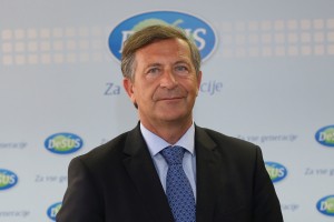 Erjavec trdi, da je s poslanci dodegel dogovor: bo spet dobil klofuto kakega upornika?