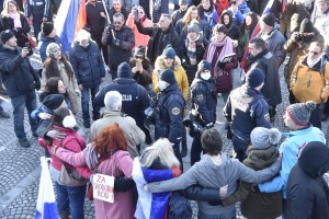 Policisti na včerajšnjem protestu pridno beležili prekrške, enega protestnika so bolj trdo prijeli