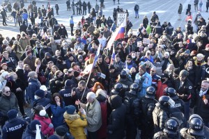 Policija močno zastražila in ogradila DZ; protest minil mirno (FOTO)