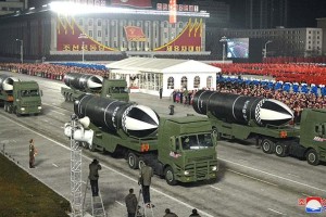 Diktator Kim ima nove rakete, ki jih je prvič pokazal svetu