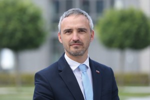 Kako je minister Janez Cigler Kralj zbežal pred internistom in hematologom Samom Zverom