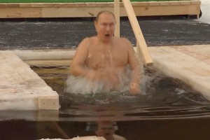 "Aaa! Mrzlo!" Putin skočil v ledeno vodo