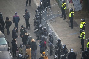 Divji prizori v tovarni Rog: varnostniki vlečejo stanovalce iz stavbe, policija uporabila solzivec (FOTO in VIDEO)