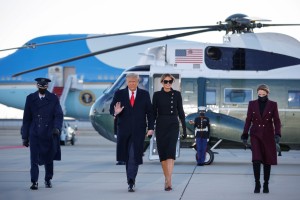 Trump in Melania sta zapustila Belo hišo in poletela na Florido